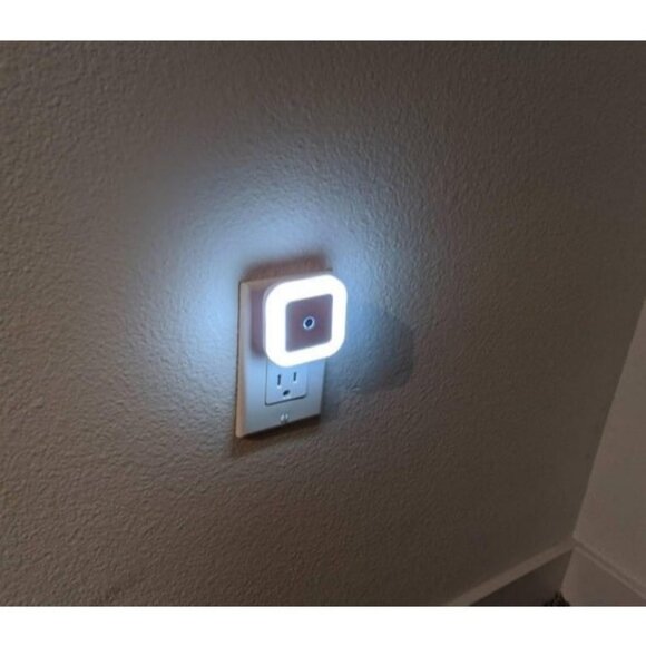 6 pc LED Night Light Lamp with Smart Sensor Dusk to Dawn Sensor, Daylight White - Picture 1 of 3